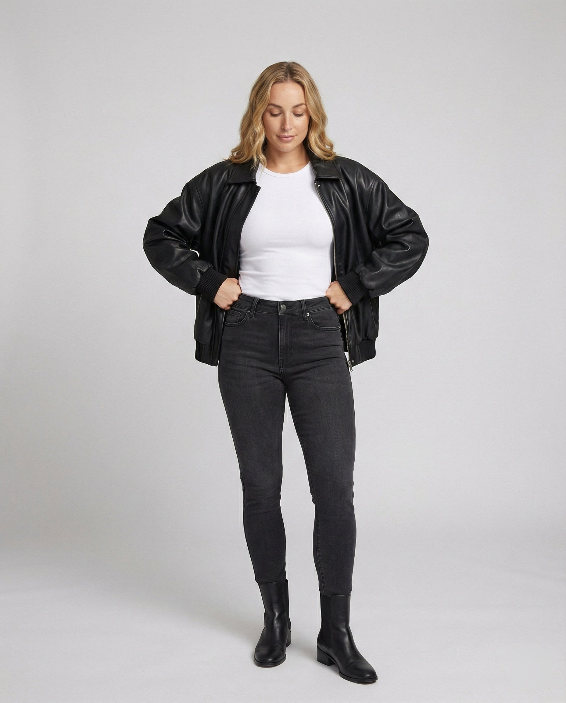 Urbaner Oversize Reißverschlussjacke aus veganem Glattleder mit weiten Raglanärmeln und elastischem Saum R&B