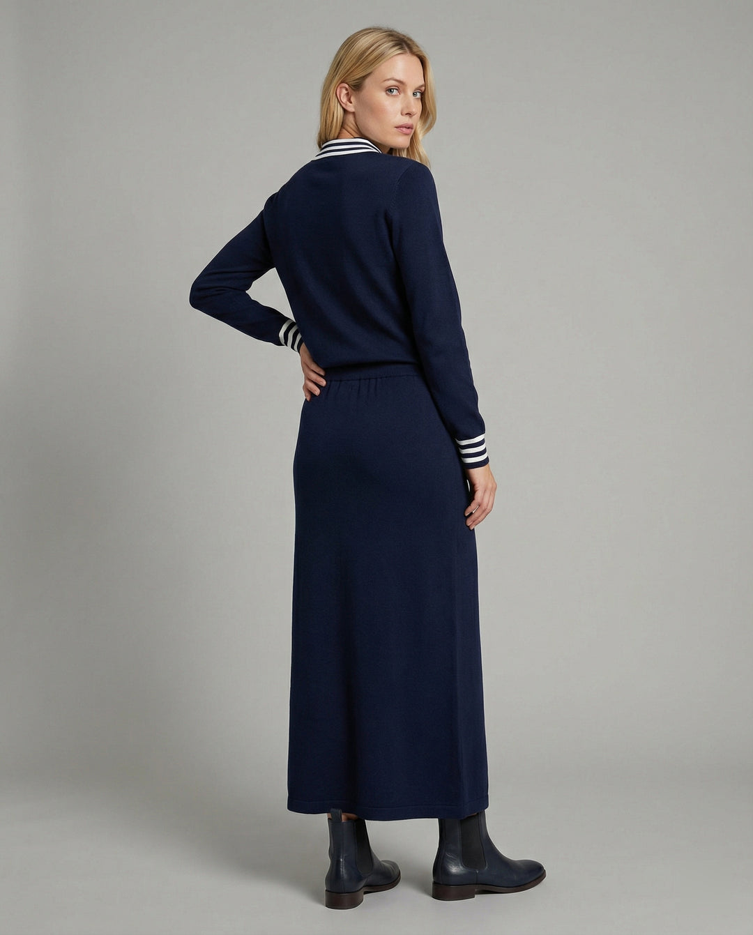 Urbanes Freizeitensemble mit Oversize-Sweatshirt, Streifenkragen und Kordelzug-Midirock R&B
