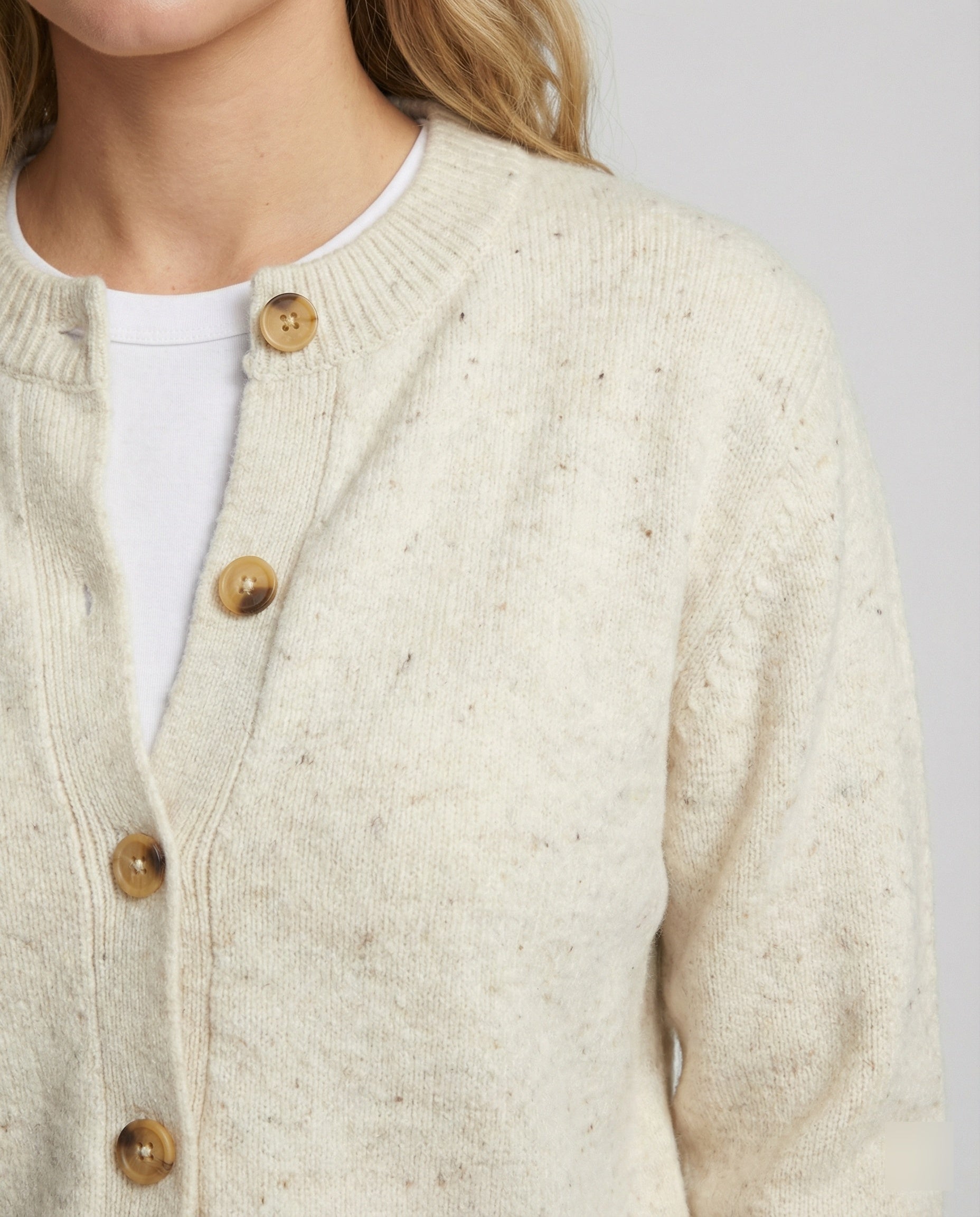 Weich gestrickte V-Ausschnitt Strickjacke mit überschnittener Schulter und Perlmuttknopfleiste R&B