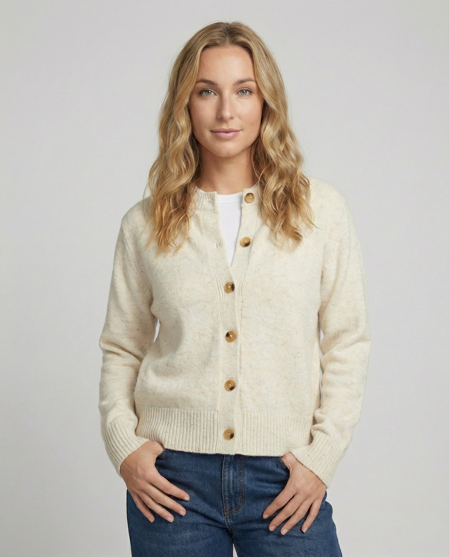 Weich gestrickte V-Ausschnitt Strickjacke mit überschnittener Schulter und Perlmuttknopfleiste R&B