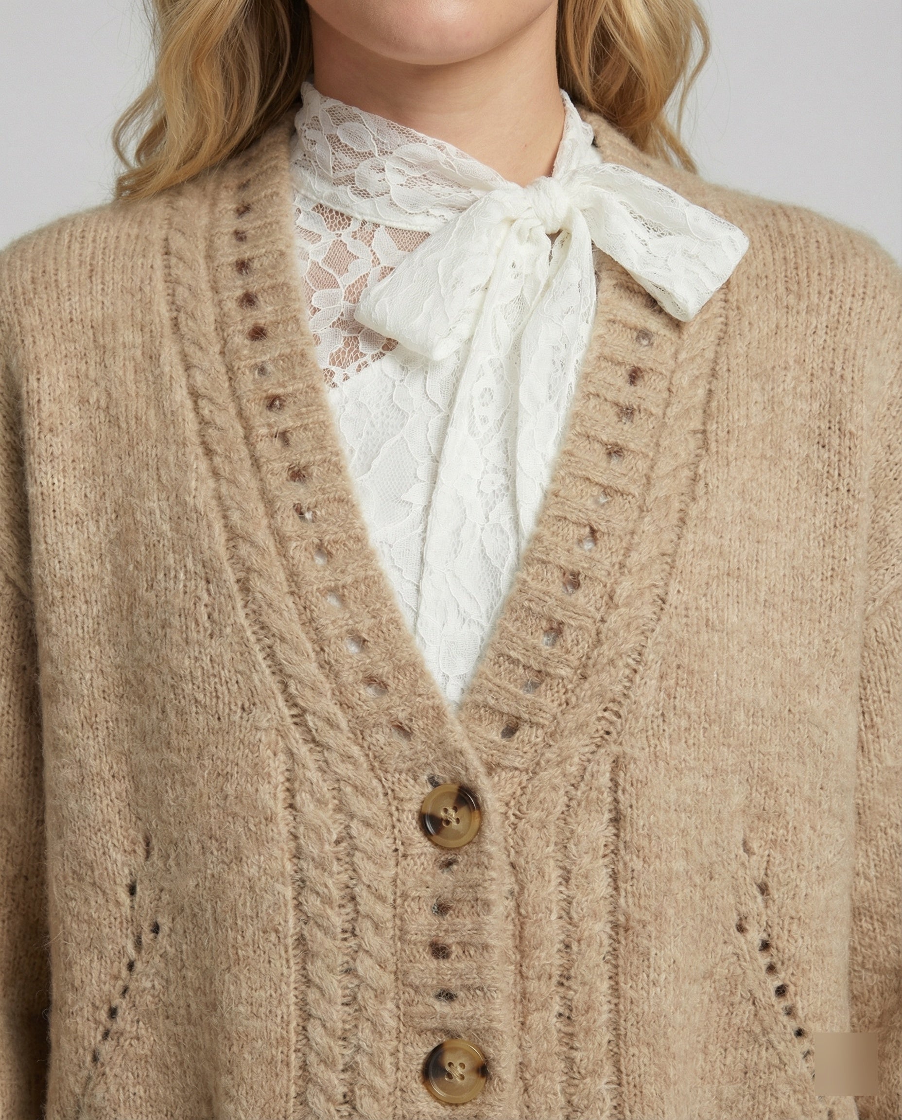 Weicher Mohair-Mix-Cardigan mit dekorativer Lochpasse, überlangen Ärmeln und aufgesetzten Taschen R&B