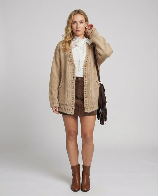 Weicher Mohair-Mix-Cardigan mit dekorativer Lochpasse, überlangen Ärmeln und aufgesetzten Taschen R&B