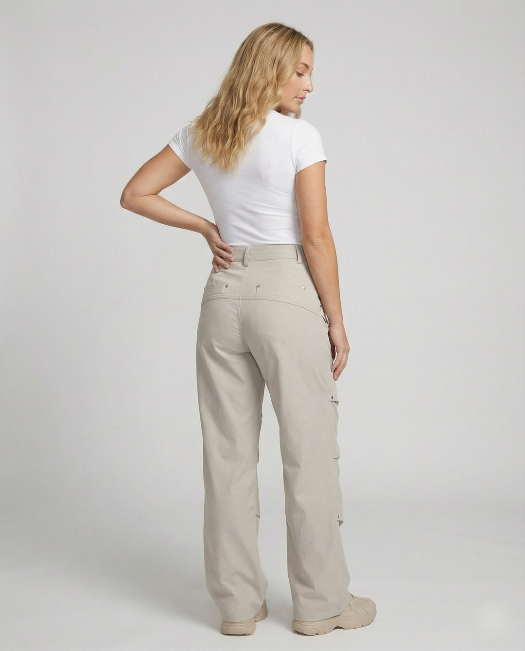 Weit geschnittene hochtaillierte Statement-Hose mit asymmetrischen Paneel-Falten und Zierdruckknöpfen R&B