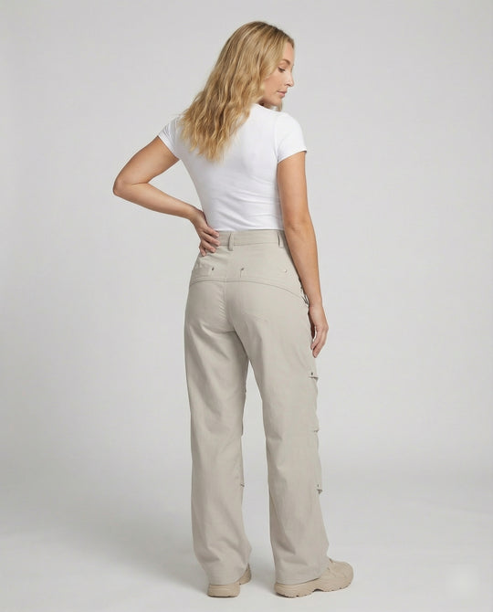 Weit geschnittene hochtaillierte Statement-Hose mit asymmetrischen Paneel-Falten und Zierdruckknöpfen R&B