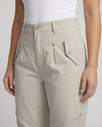 Weit geschnittene hochtaillierte Statement-Hose mit asymmetrischen Paneel-Falten und Zierdruckknöpfen R&B