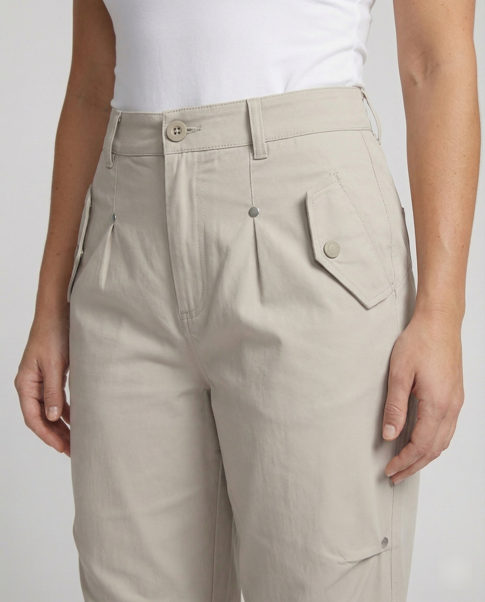 Weit geschnittene hochtaillierte Statement-Hose mit asymmetrischen Paneel-Falten und Zierdruckknöpfen R&B