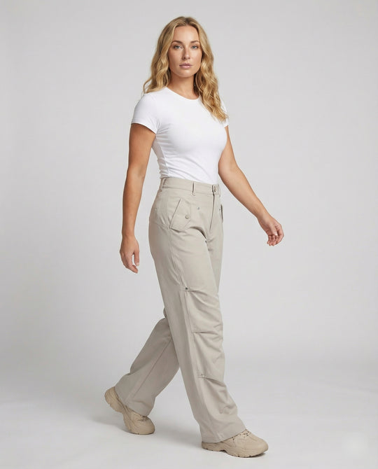 Weit geschnittene hochtaillierte Statement-Hose mit asymmetrischen Paneel-Falten und Zierdruckknöpfen R&B