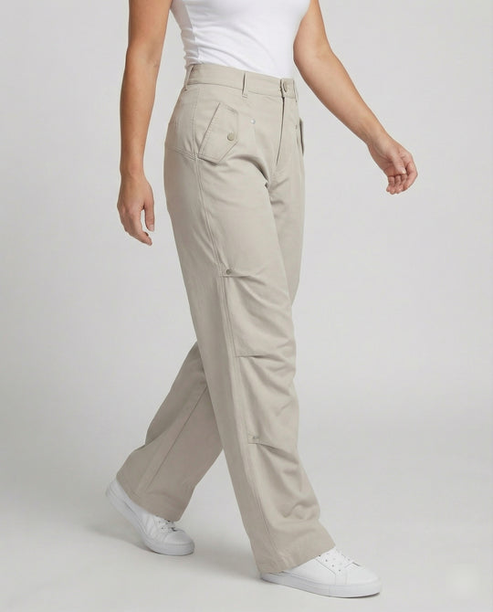 Weit geschnittene hochtaillierte Statement-Hose mit asymmetrischen Paneel-Falten und Zierdruckknöpfen R&B