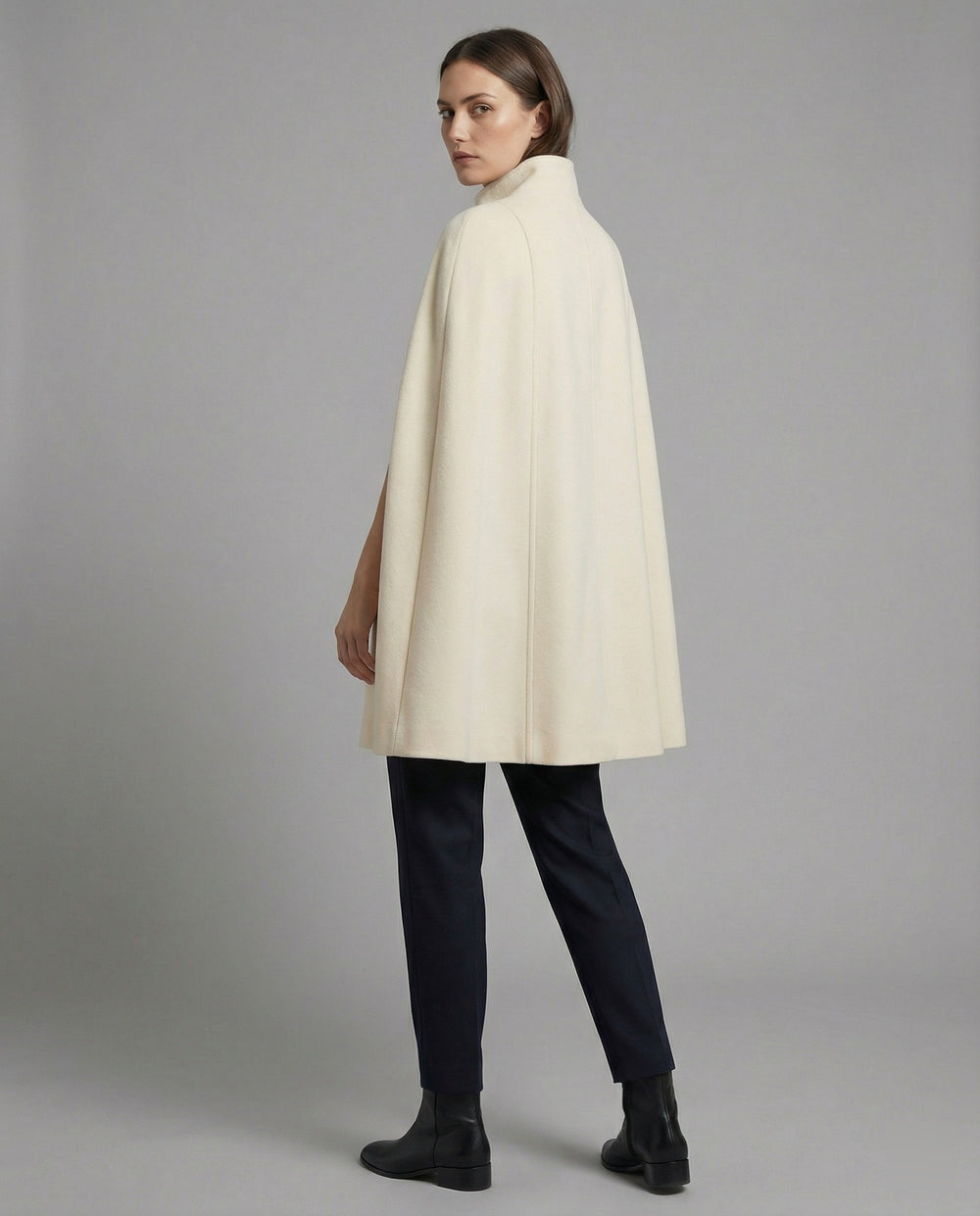 Weiter Wollmix-Cape mit Stehkragen und asymmetrischer Knopfleiste R&B