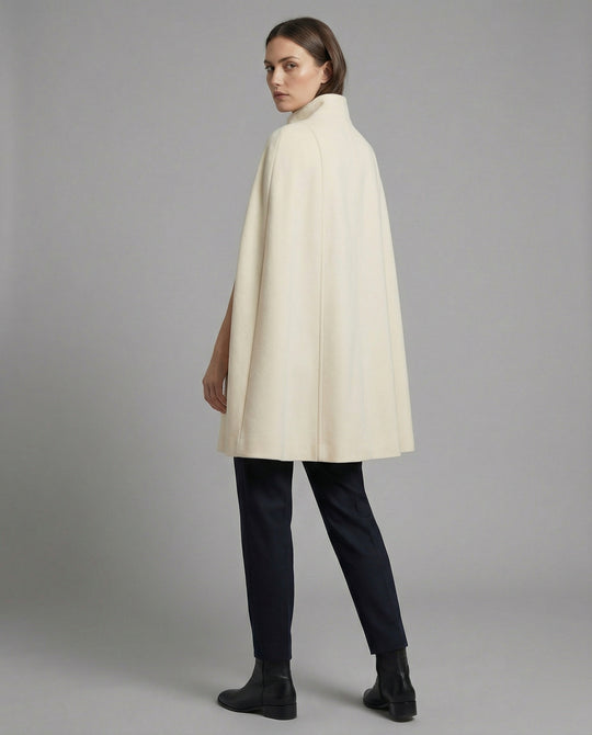 Weiter Wollmix-Cape mit Stehkragen und asymmetrischer Knopfleiste R&B