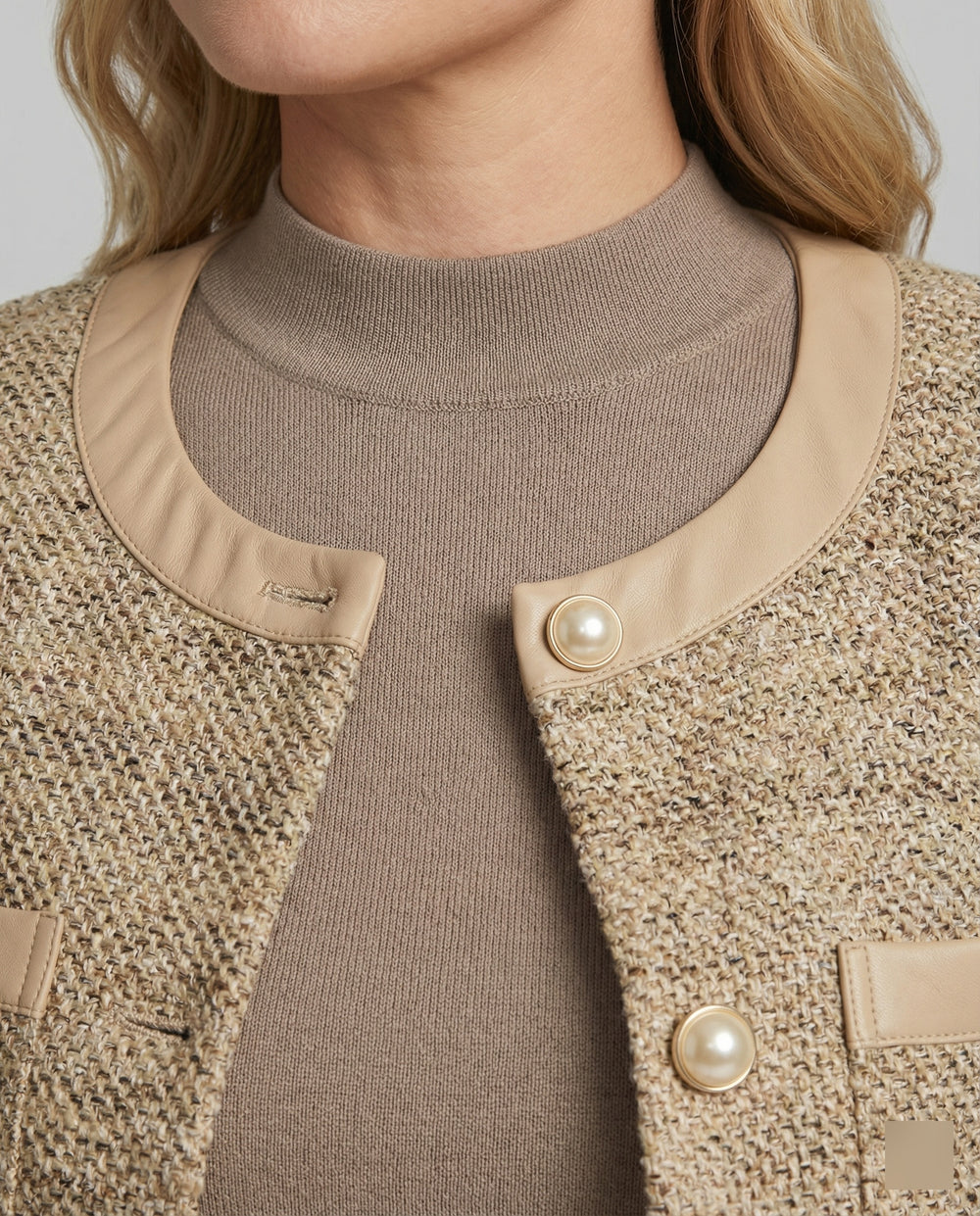 Zweiteiliges Ensemble Boucléjacke mit Rundhalsausschnitt und plissiertem Midikleid