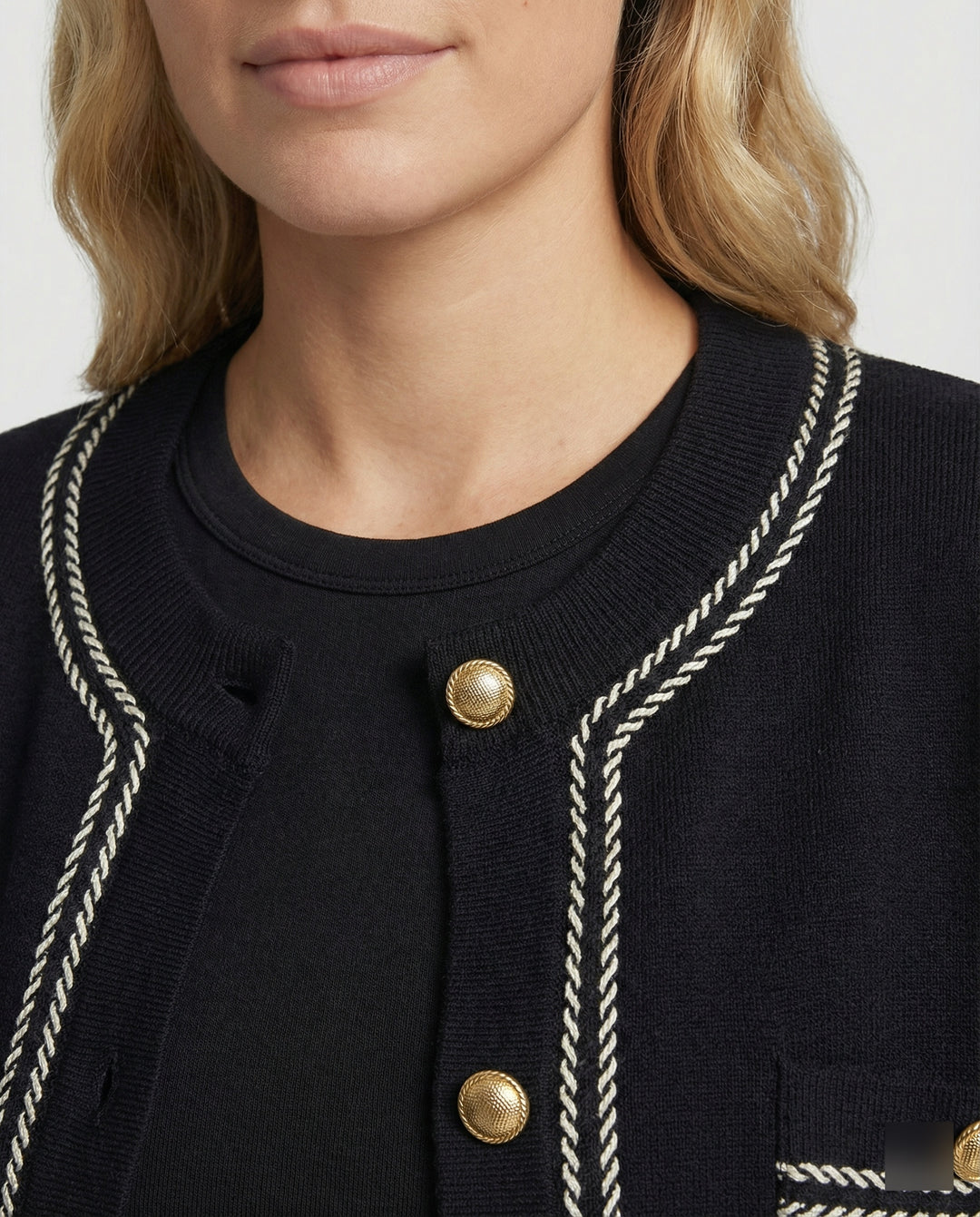 Zweiteiliges Feinstrick-Ensemble mit kurzem Cardigan