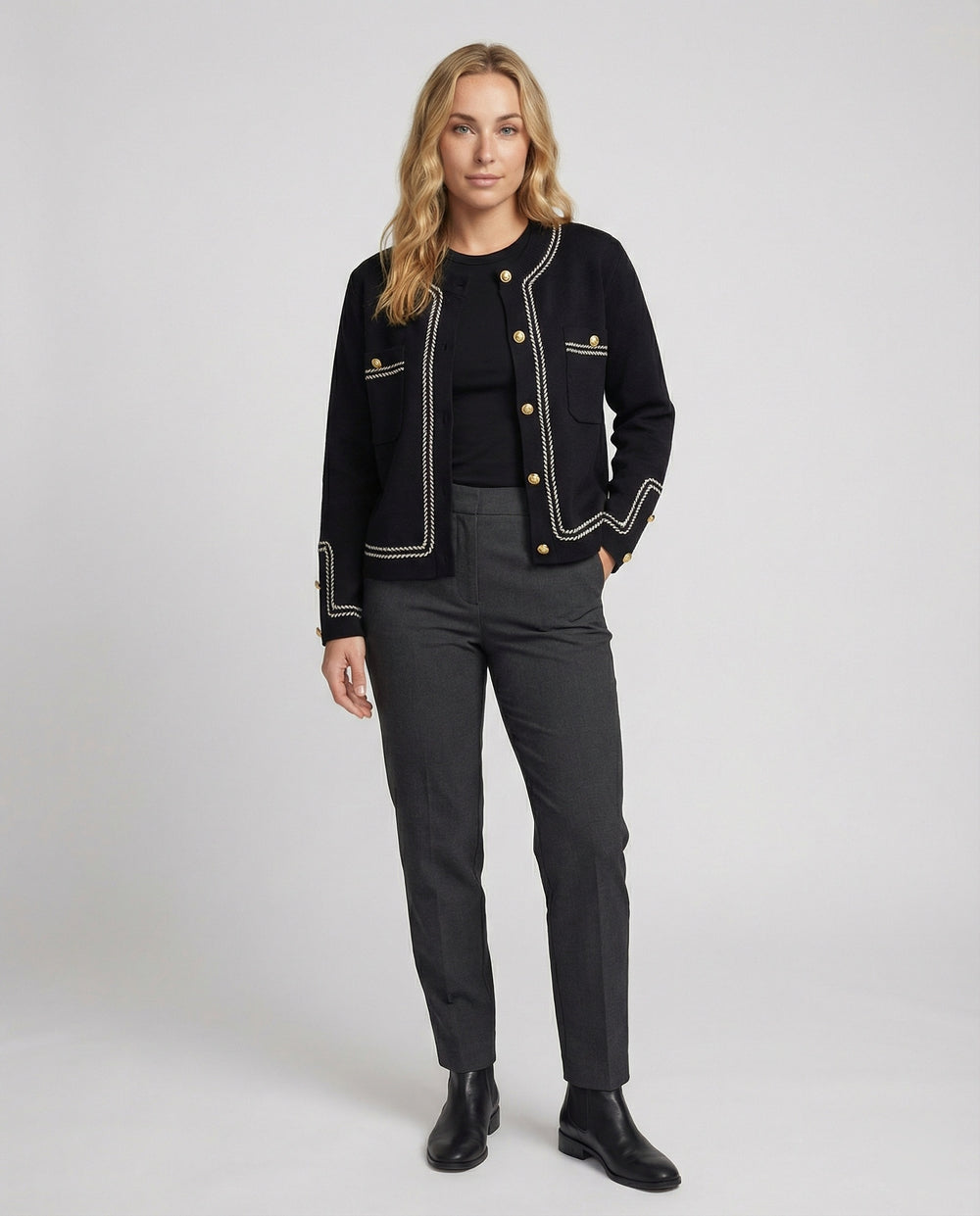 Zweiteiliges Feinstrick-Ensemble mit kurzem Cardigan