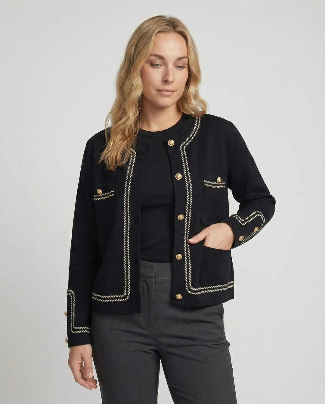 Zweiteiliges Feinstrick-Ensemble mit kurzem Cardigan
