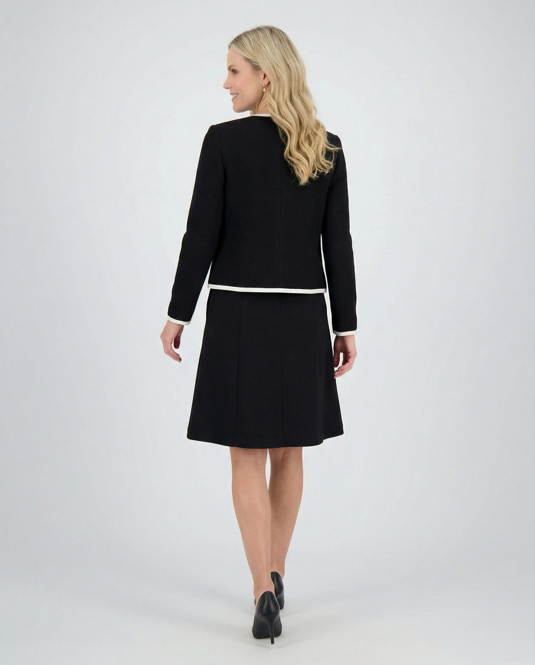 Zweiteiliges Kleid aus ärmellosem Etuikleid und Boucléjacke R&B