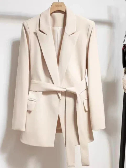 Blazer mit Taillengürtel und Taschen | Emilia
