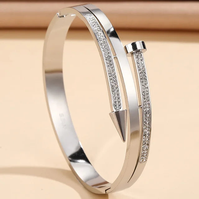 Doppellagiges Armband mit Strassverzierung