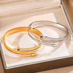 Doppellagiges Armband mit Strassverzierung