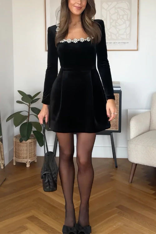 Elegantes Samtkleid mit Quadratkragen