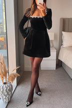 Elegantes Samtkleid mit Quadratkragen