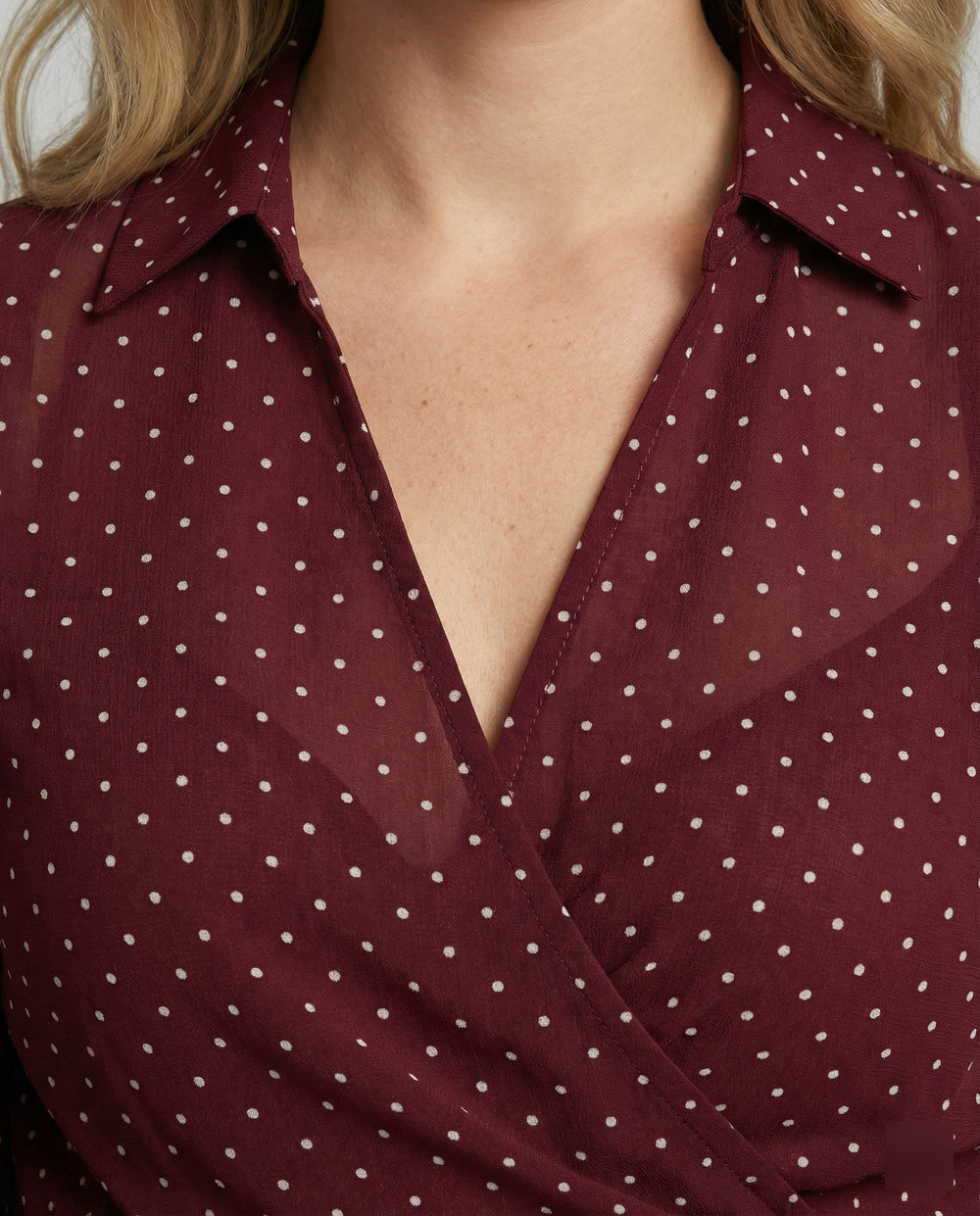 Elegante weinrote Damen Bluse mit Polka Dots und V-Ausschnitt