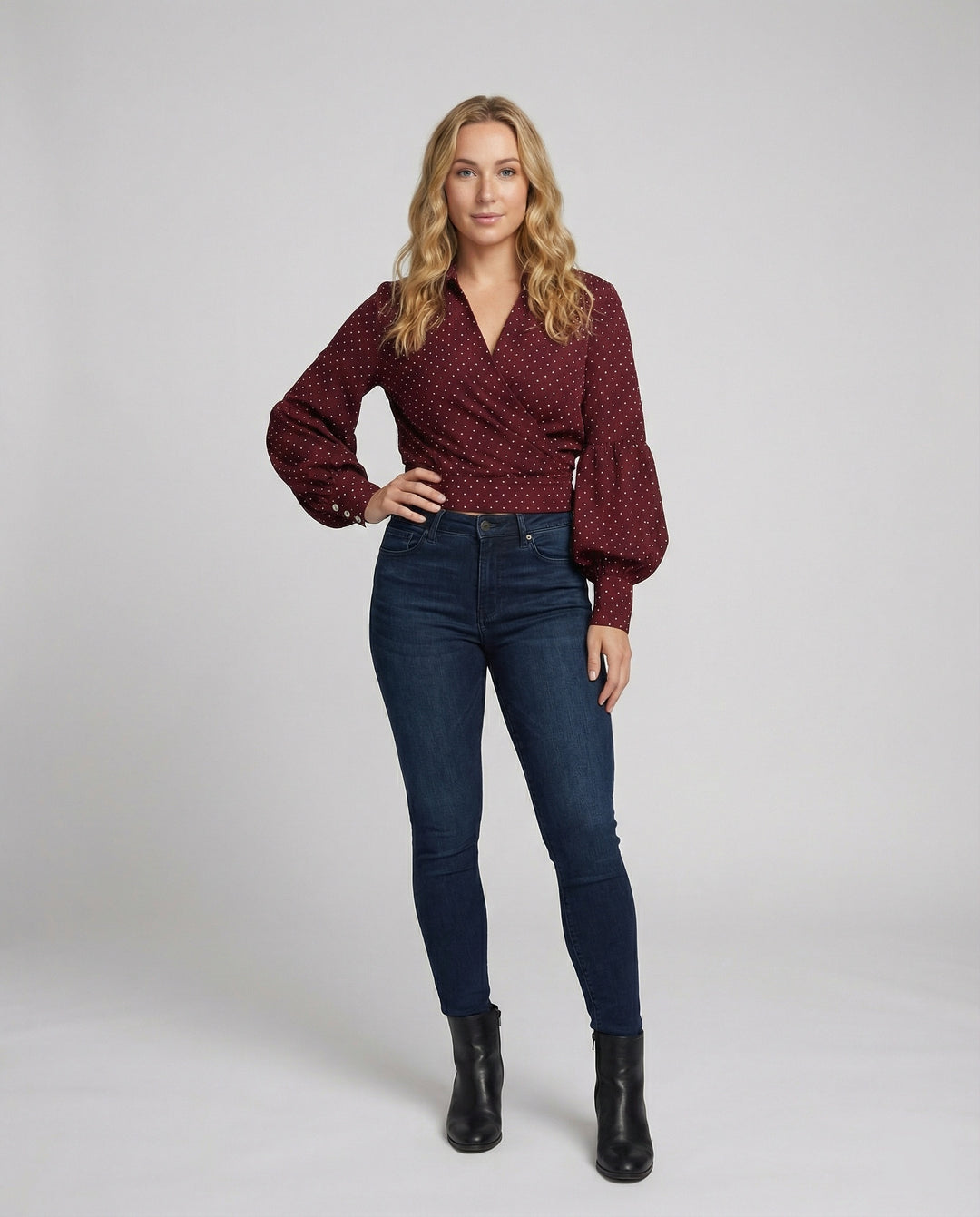 Elegante weinrote Damen Bluse mit Polka Dots und V-Ausschnitt
