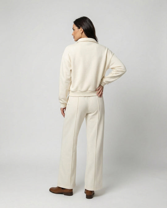 Eleganter beiger Damen Sportanzug mit Stehkragen und weiter Hose