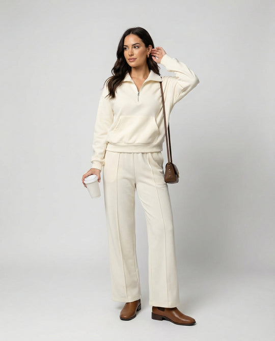 Eleganter beiger Damen Sportanzug mit Stehkragen und weiter Hose