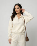 Eleganter beiger Damen Sportanzug mit Stehkragen und weiter Hose