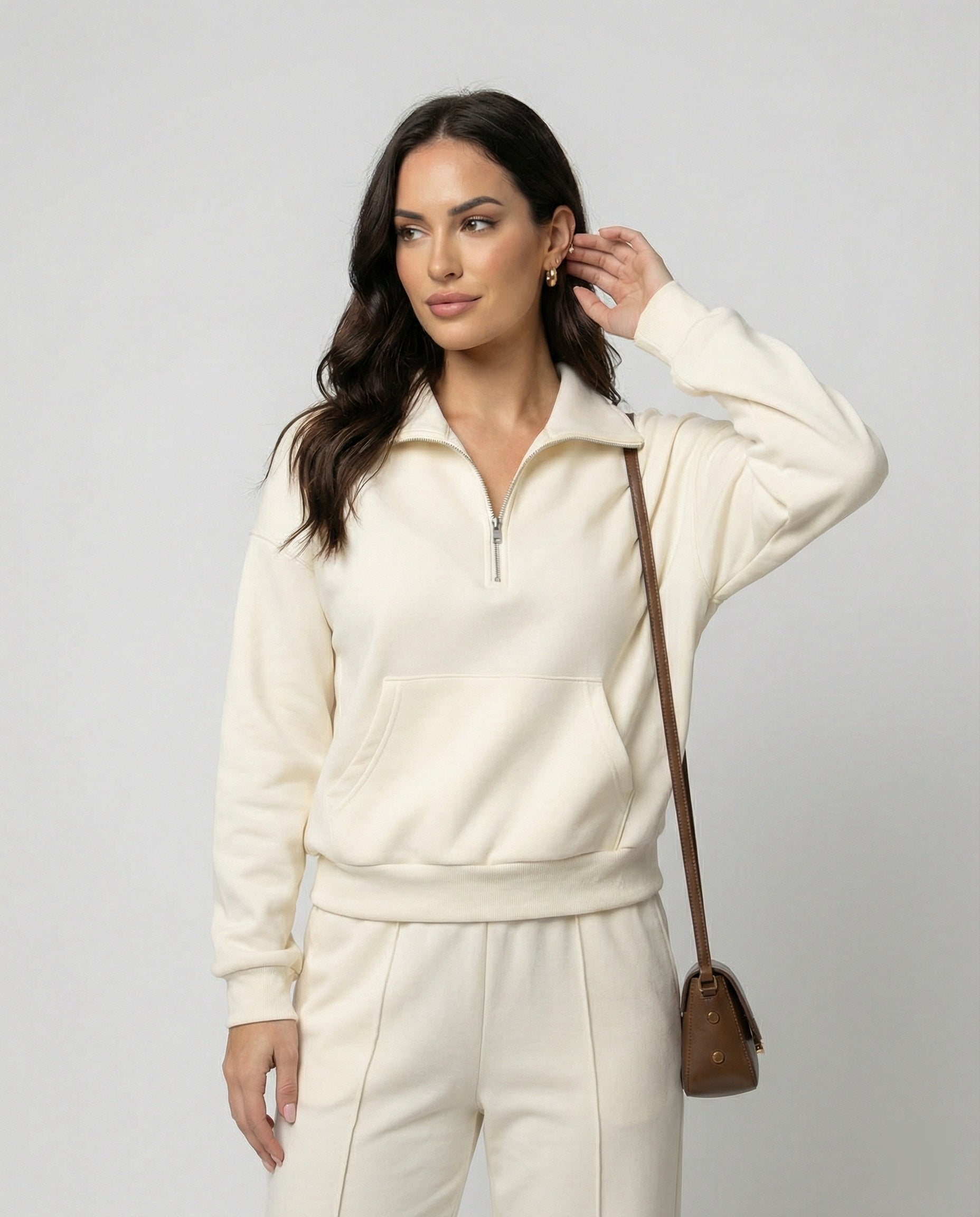 Eleganter beiger Damen Sportanzug mit Stehkragen und weiter Hose