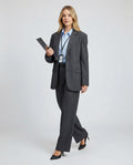 Eleganter grauer Damen Hosenanzug für Business und professionelle Vorstellungsgespräche