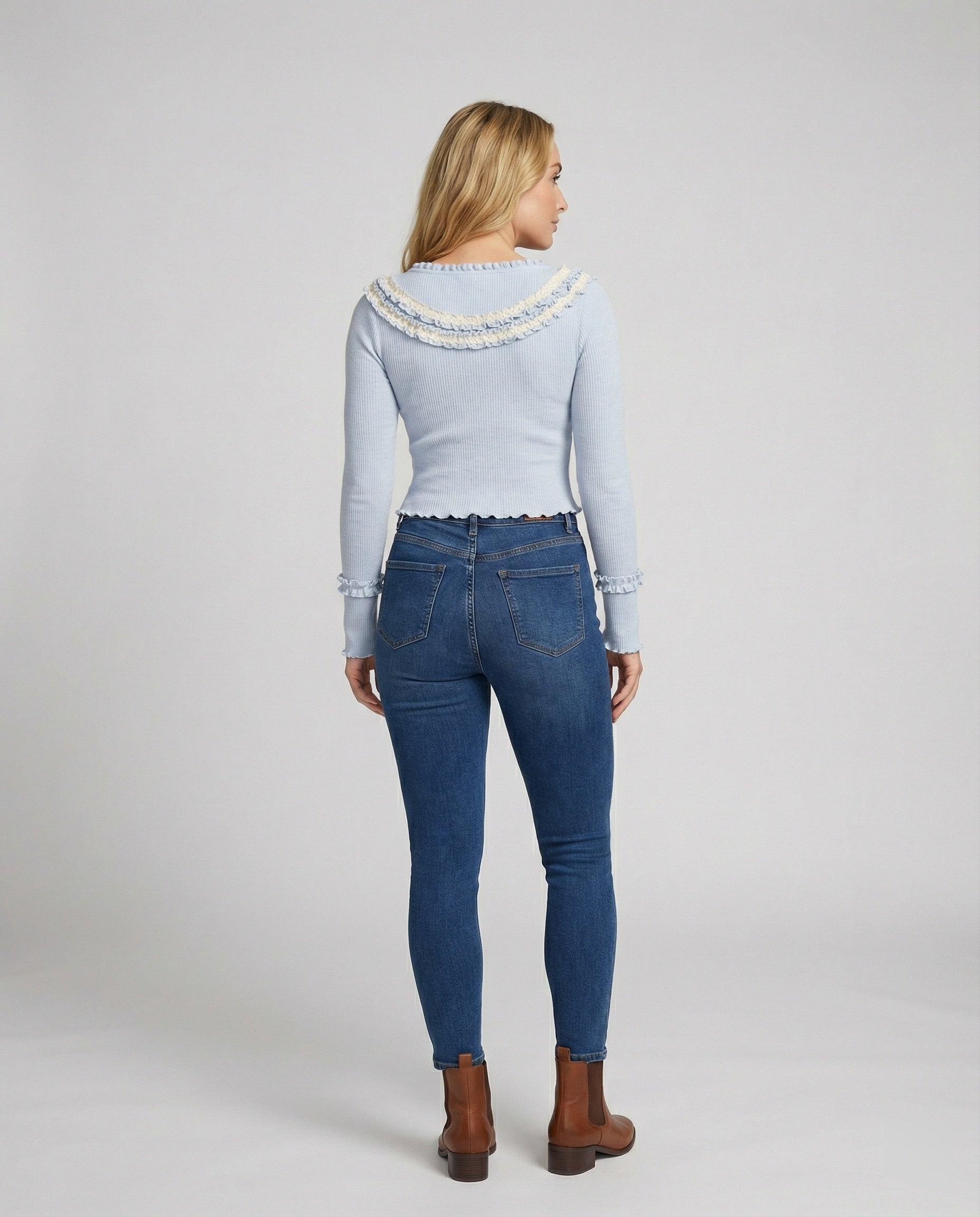 Elegantes Damen Strickoberteil mit eckigem Ausschnitt und verspielten Wellensäumen