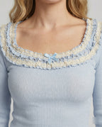Elegantes Damen Strickoberteil mit eckigem Ausschnitt und verspielten Wellensäumen