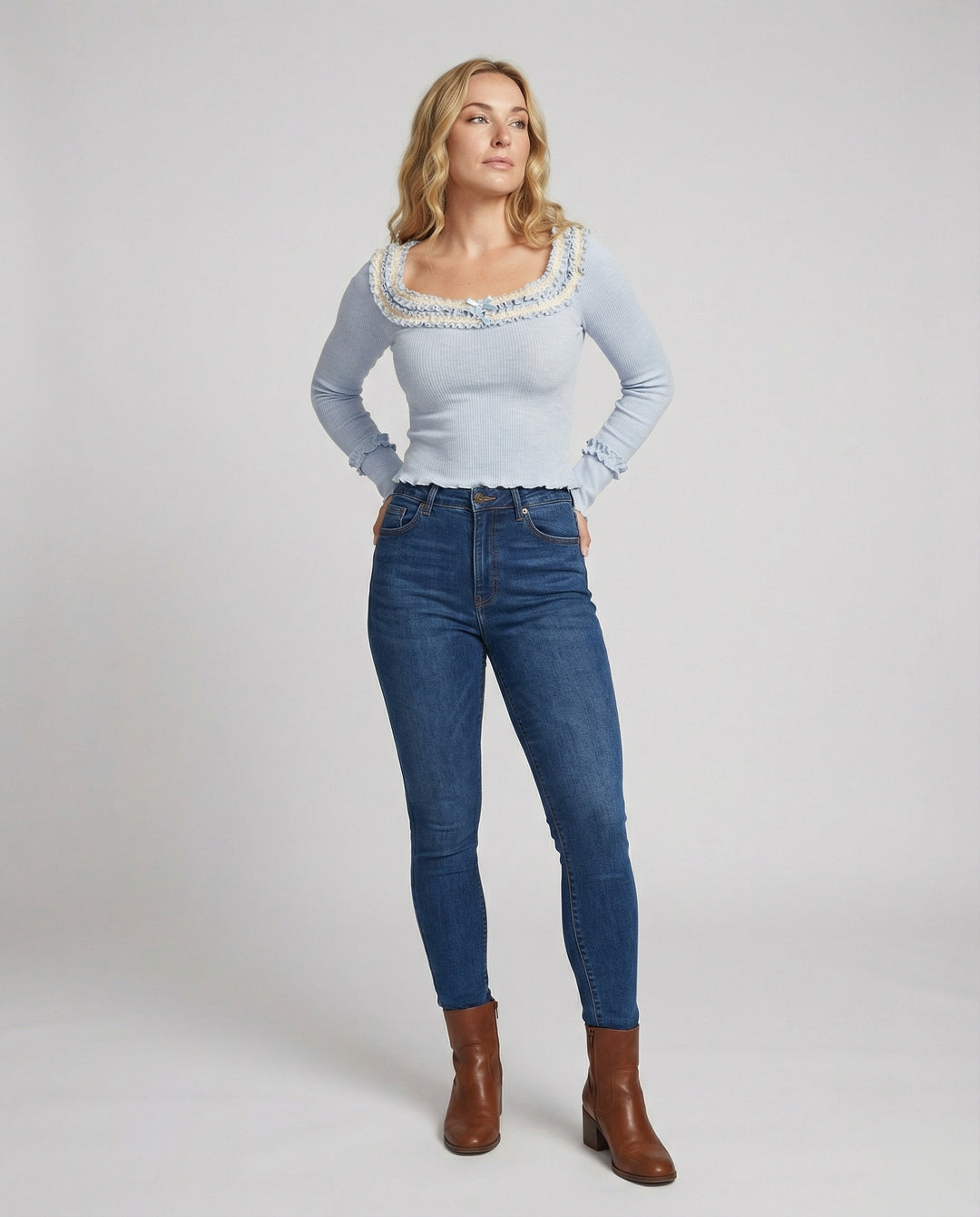 Elegantes Damen Strickoberteil mit eckigem Ausschnitt und verspielten Wellensäumen