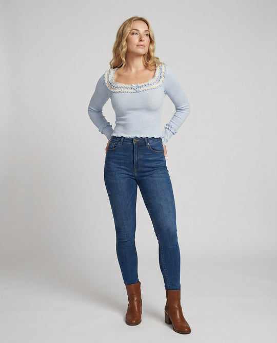Elegantes Damen Strickoberteil mit eckigem Ausschnitt und verspielten Wellensäumen