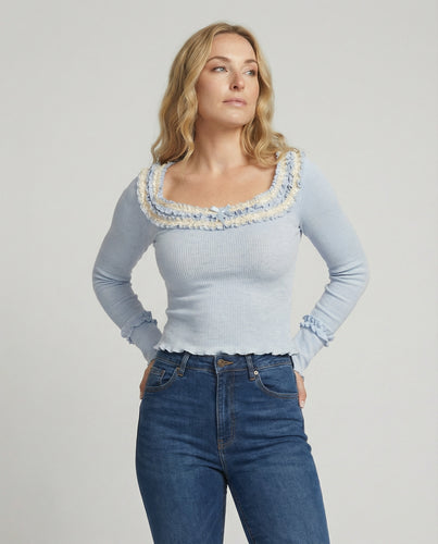 Elegantes Damen Strickoberteil mit eckigem Ausschnitt und verspielten Wellensäumen