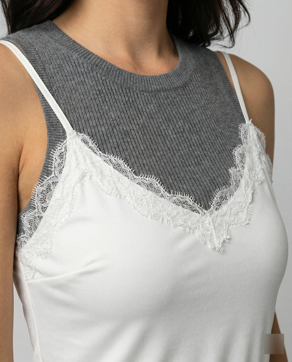 Elegantes weißes Spitzen Top mit V Ausschnitt und verspielten Rüschen