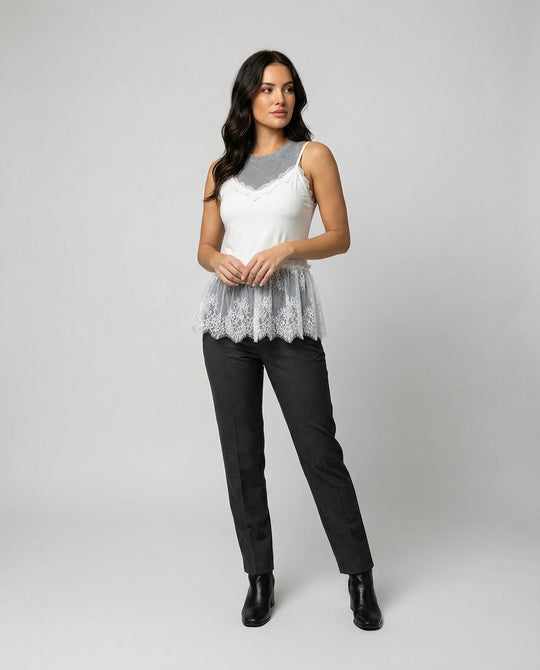 Elegantes weißes Spitzen Top mit V Ausschnitt und verspielten Rüschen