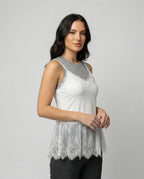 Elegantes weißes Spitzen Top mit V Ausschnitt und verspielten Rüschen