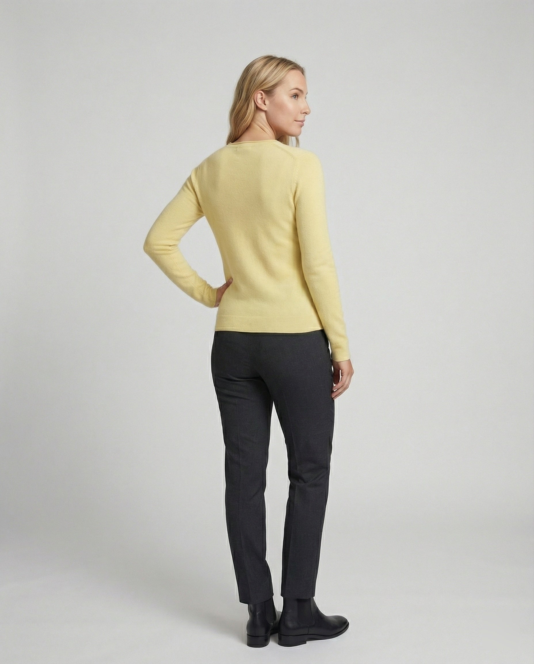 Enganliegender Damen Strickpullover mit Stehkragen in modernen Unifarben