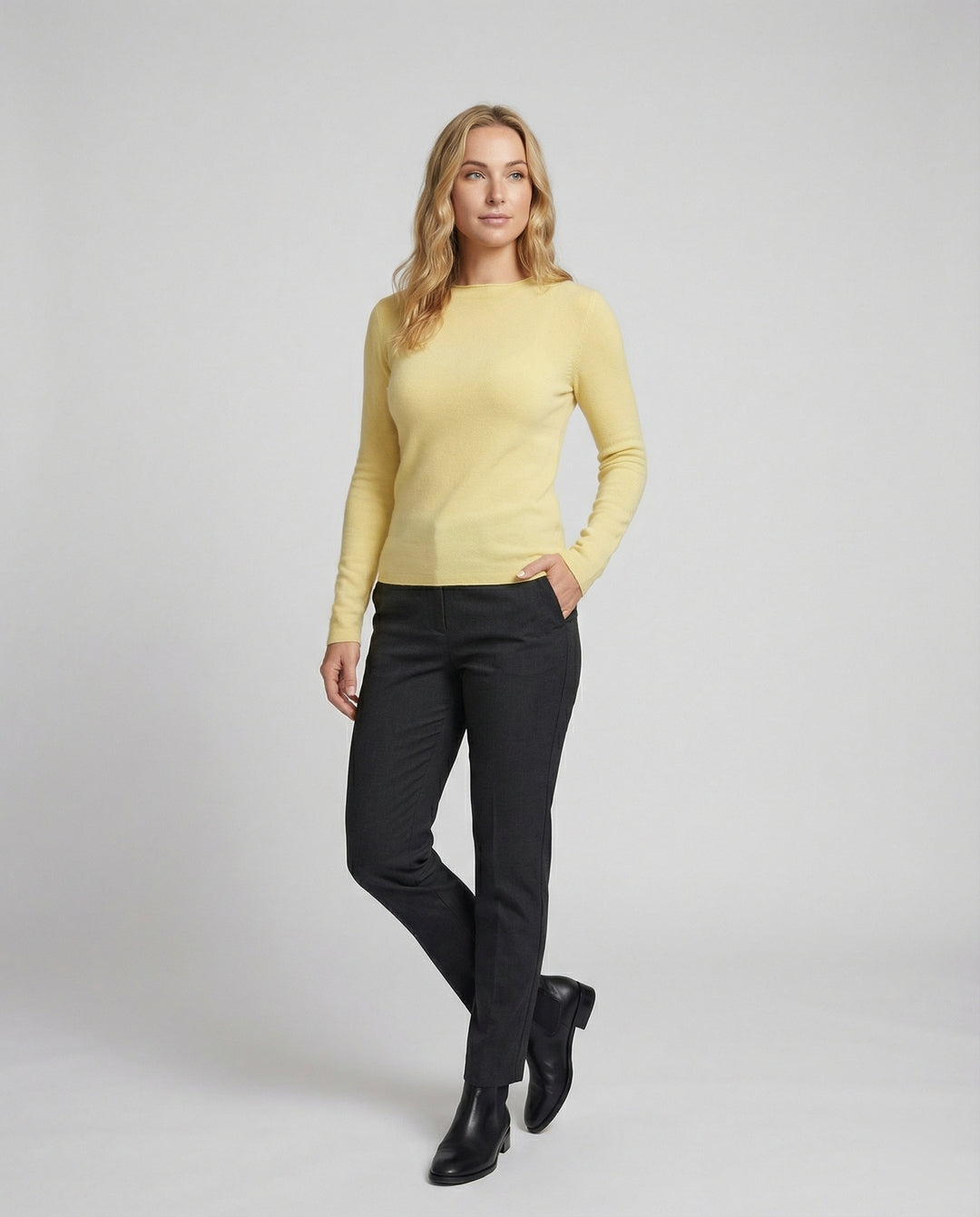 Enganliegender Damen Strickpullover mit Stehkragen in modernen Unifarben
