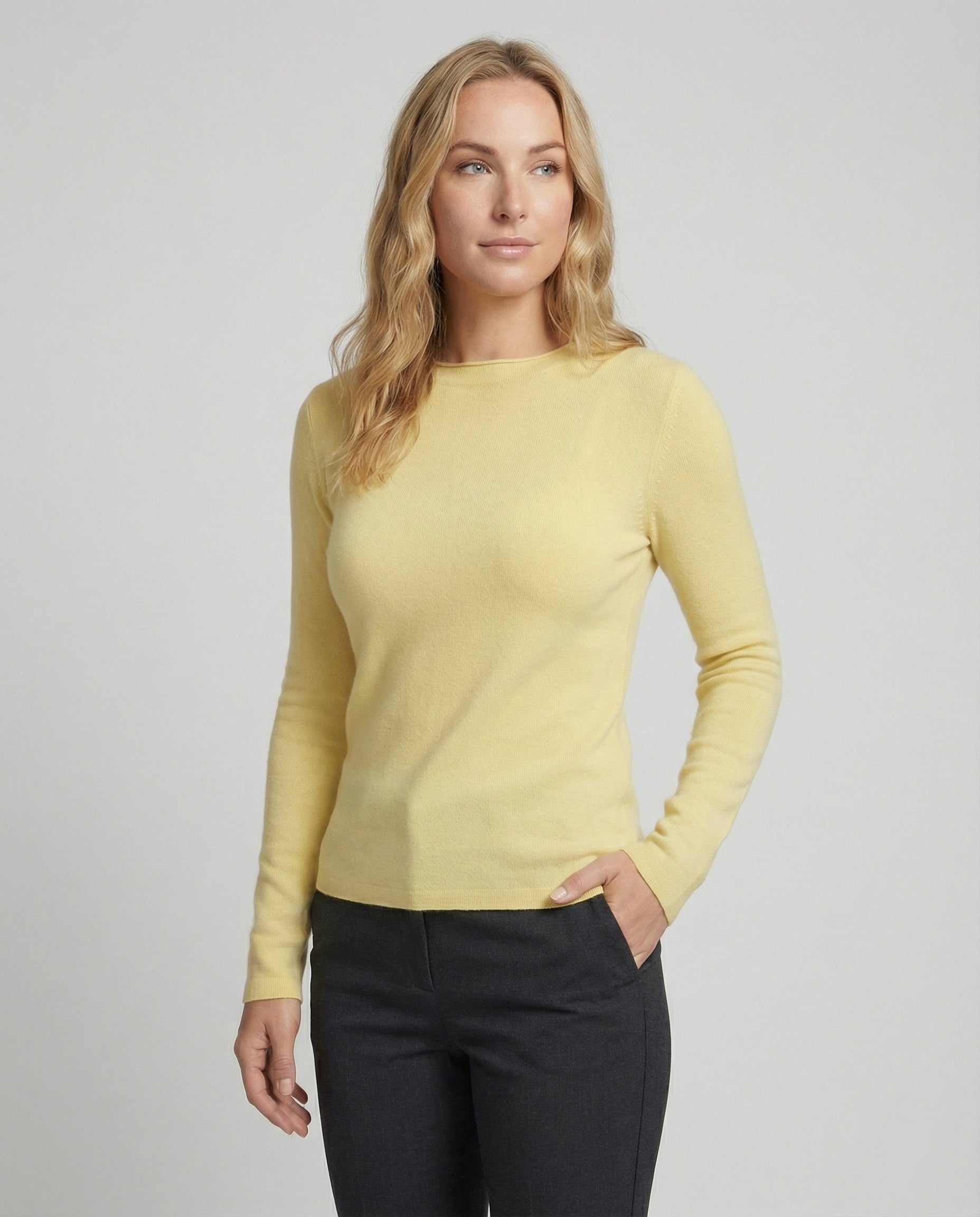 Enganliegender Damen Strickpullover mit Stehkragen in modernen Unifarben