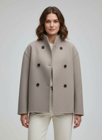 R&B | Damenjacke – Kurze Wolljacke in Beige mit Stehkragen & Knopfverschluss