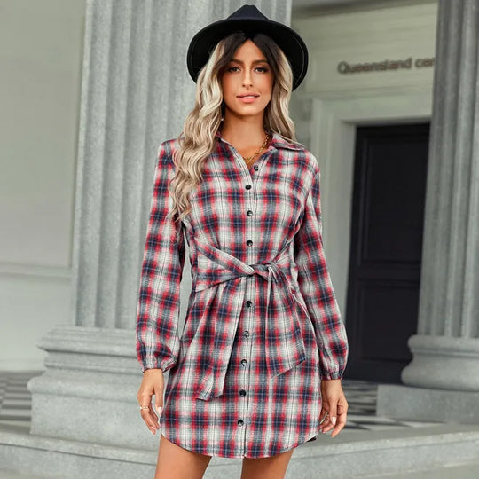 Kariertes Hemdkleid mit Gürtel und Knopfdetails