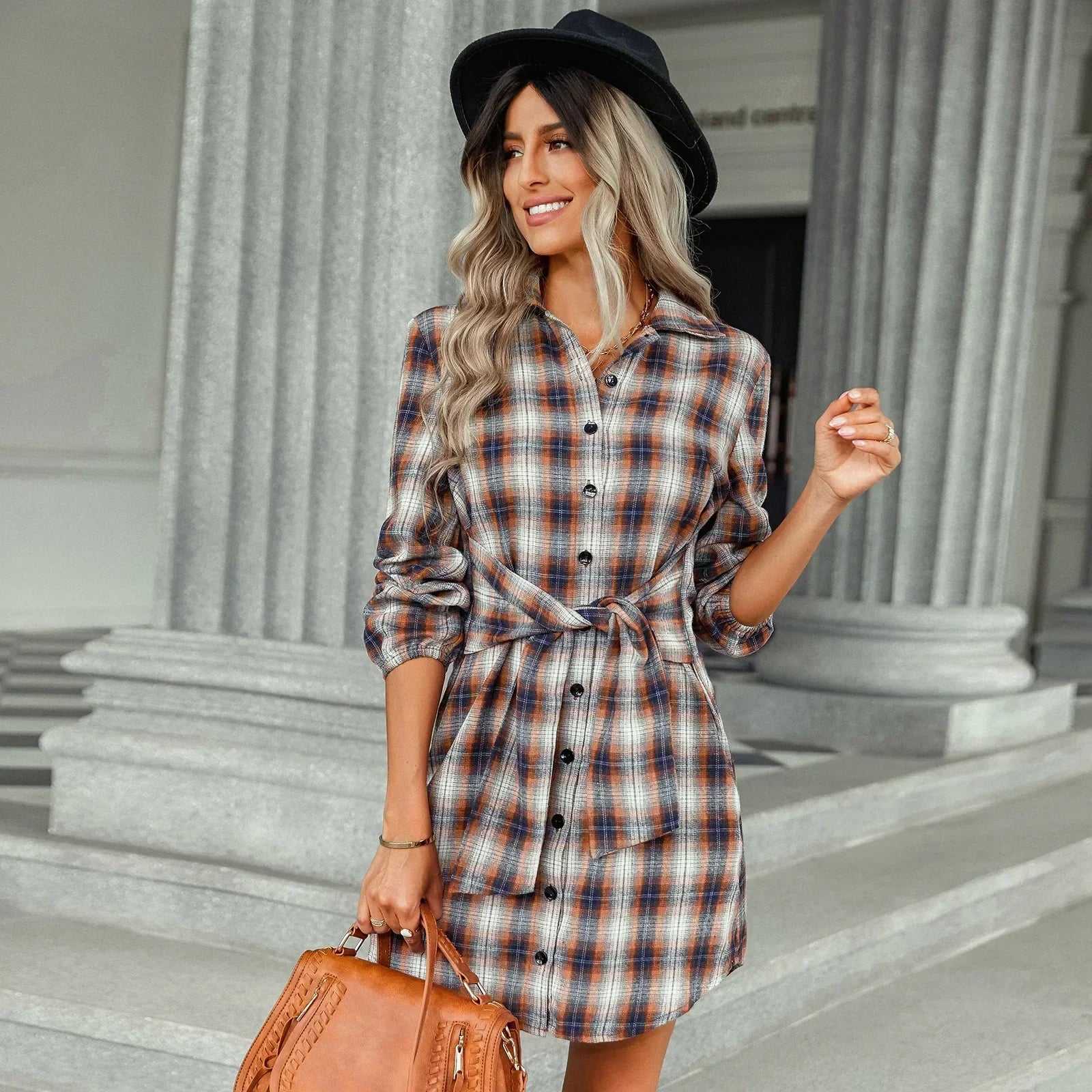 Kariertes Hemdkleid mit Gürtel und Knopfdetails