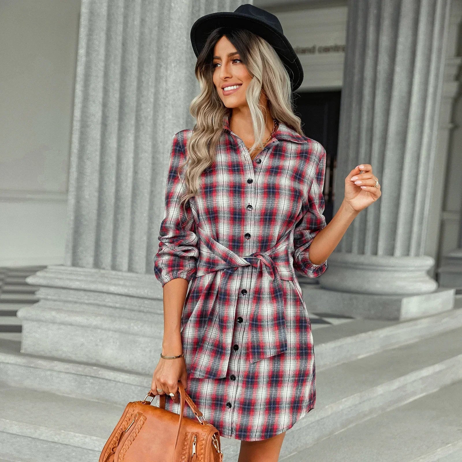 Kariertes Hemdkleid mit Gürtel und Knopfdetails