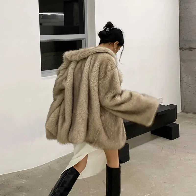 EB | Exklusiver Damen Pelzmantel mit urbanem Flair - Wintersaison 2024