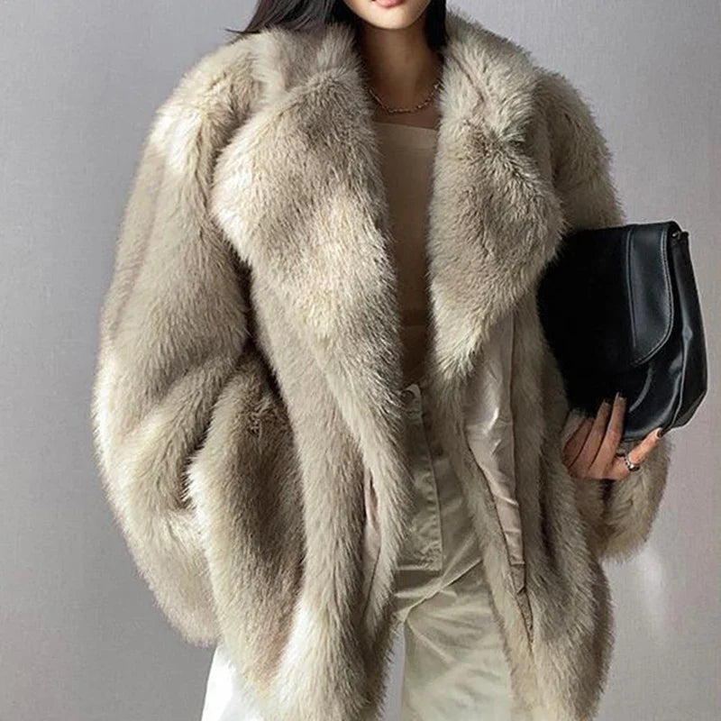 EB | Exklusiver Damen Pelzmantel mit urbanem Flair - Wintersaison 2024