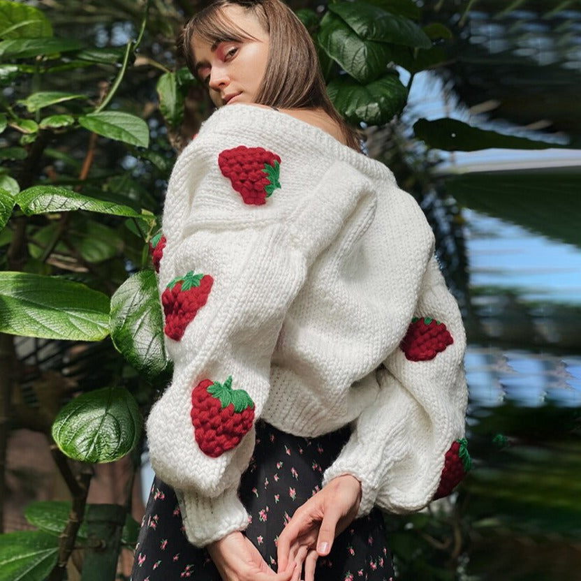 R&B | Strickjacke Weiches gestricktes Jacket mit süßen Erdbeeren