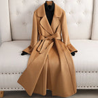 TRENCHCOAT MIT REVERSKRAGEN VON LILIAN-THOURAM
